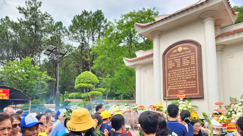 Người dân dâng hoa, dâng hương tại khu mộ 10 nữ anh hùng liệt sĩ thanh niên xung phong Ngã ba Đồng Lộc