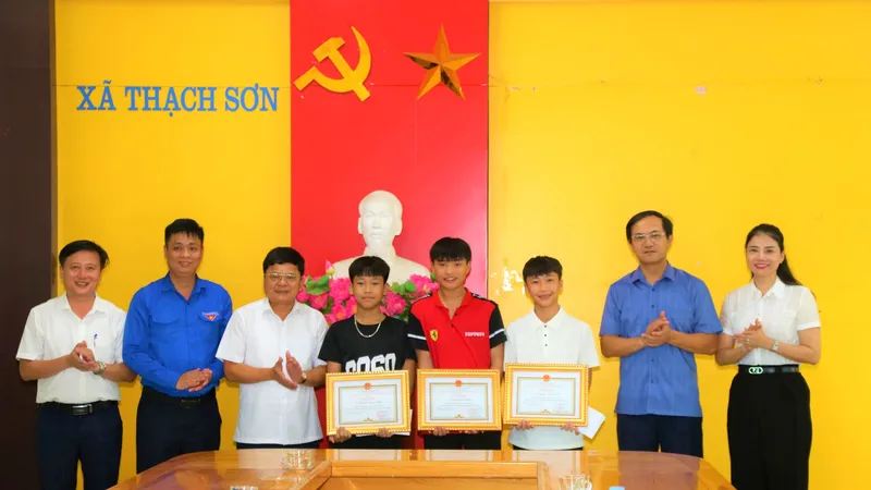 Lãnh đạo huyện Thạch Hà trao tặng giấy khen cho các nam sinh