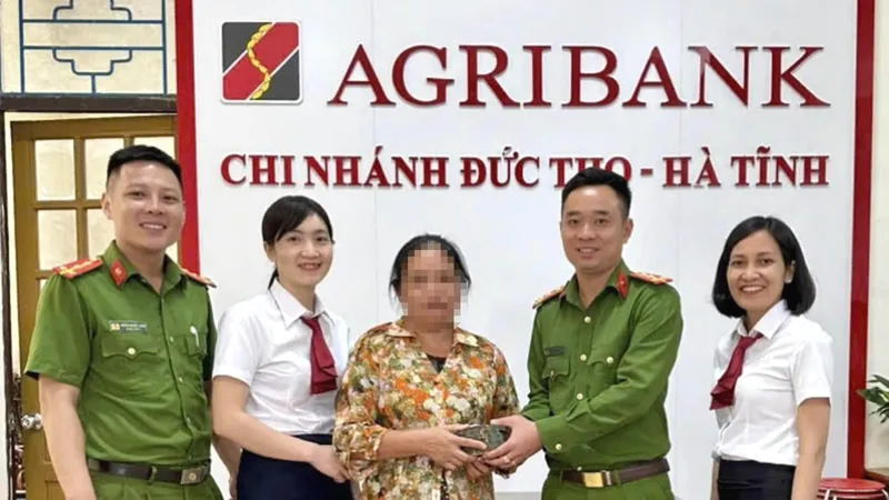 Cán bộ công an và cán bộ ngân hàng đã kịp thời ngăn chặn, giúp bà M., không bị lừa đảo số tiền 250 triệu đồng 