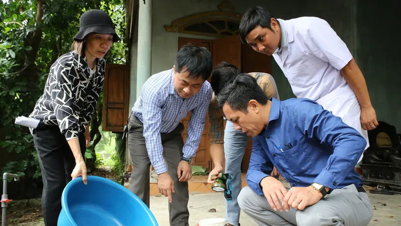 Lãnh đạo CDC Hà Tĩnh và ngành y tế địa phương điều tra, giám sát muỗi và lăng quăng tại thôn 2 Hải Phong 