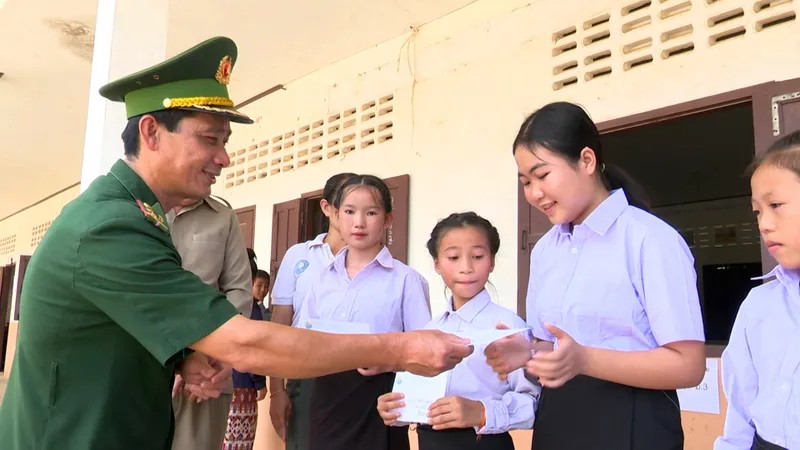 Bộ đội biên phòng Hà Tĩnh trao tiền hỗ trợ học sinh bản Noọng Ó - Na Pê (Lào) 