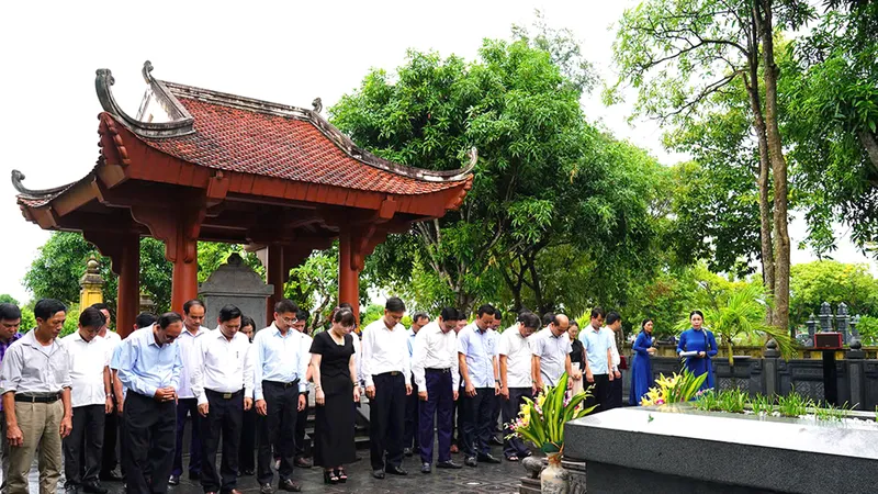 Các đại biểu dâng hương tưởng niệm tại khu mộ Đại thi hào Nguyễn Du 