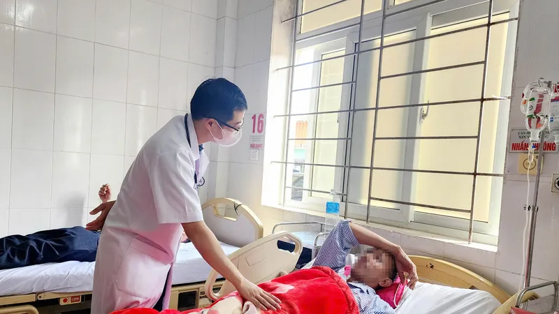 Bác sĩ kiểm tra sức khỏe bệnh nhân bị ngộ độc đang được theo dõi, điều trị tại Bệnh viện Đa khoa tỉnh Hà Tĩnh 