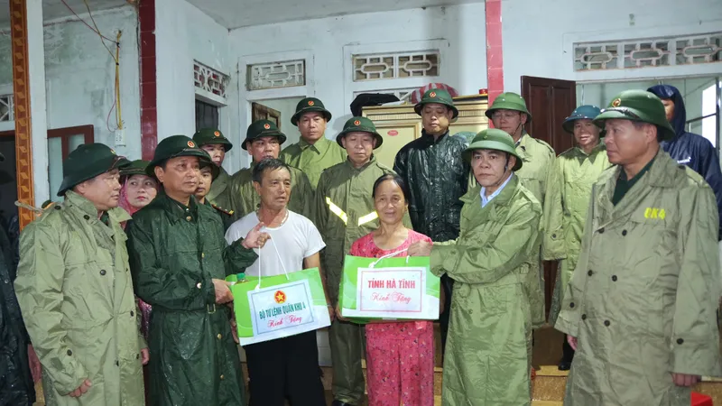 Lãnh đạo Quân khu 4 và lãnh đạo tỉnh Hà Tĩnh tặng quà động viên các gia đình tại xã Cẩm Dương