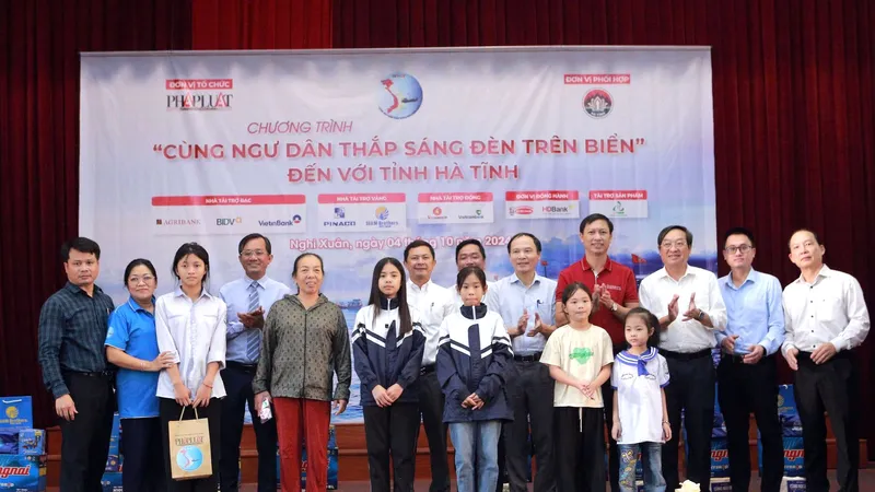 Lãnh đạo Báo Pháp luật TPHCM và UBND tỉnh Hà Tĩnh trao quà đến ngư dân và con em của ngư dân 