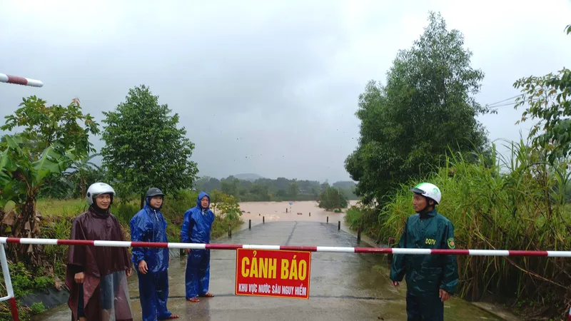 Chính quyền xã Kỳ Sơn lập rào chắn, cử lực lượng trực gác không cho người dân qua cầu Mỹ Thuận