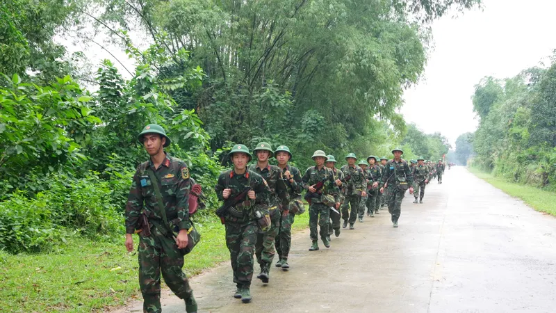 Cán bộ, chiến sĩ Đại đội Trinh sát cơ giới, Phòng Tham mưu (Bộ Chỉ huy Quân sự tỉnh Hà Tĩnh) hành quân tiếp cận bến vượt