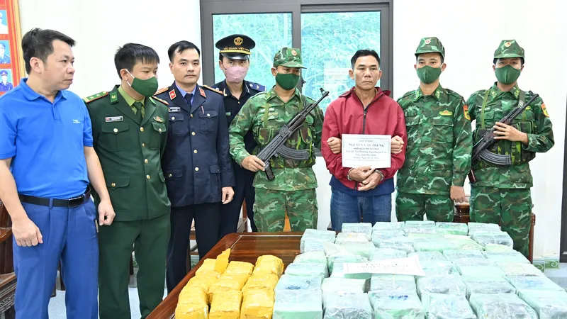 Lực lượng chức năng bắt giữ đối tượng Nguyễn Văn Trung và tang vật