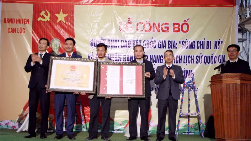 Lãnh đạo Ủy ban Kiểm tra Tỉnh ủy Hà Tĩnh, Sở VH-TT-DL trao quyết định công bố bảo vật quốc gia bia "Sùng Chỉ bi ký" và bằng xếp hạng Di tích lịch sử văn hóa cấp quốc gia lăng mộ Hà Công Trình cho đại diện chính quyền địa phương, dòng họ
