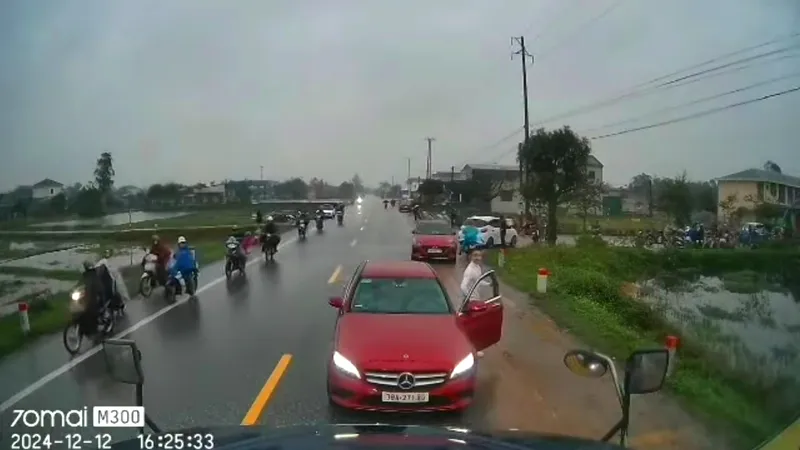 Thời điểm tài xế ô tô dừng ngược chiều giữa đường gây cản trở giao thông 