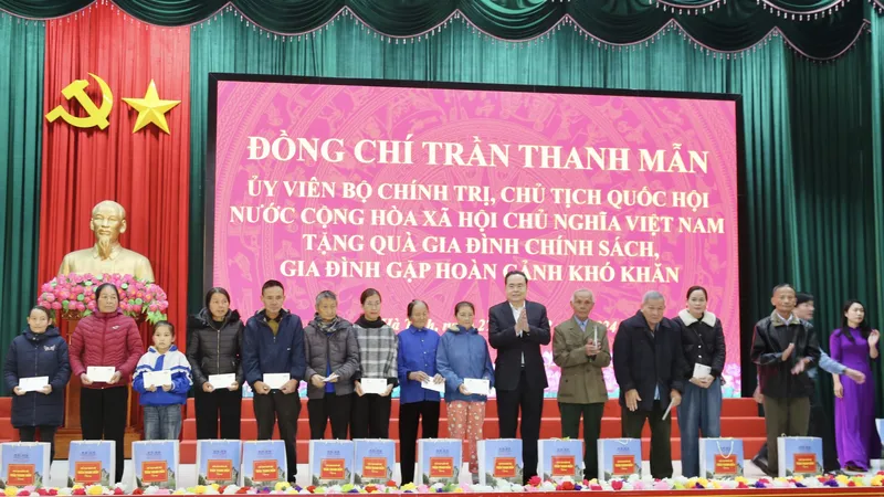 Chủ tịch Quốc hội Trần Thanh Mẫn trao quà cho các gia đình chính sách, gia đình gặp hoàn cảnh khó khăn 