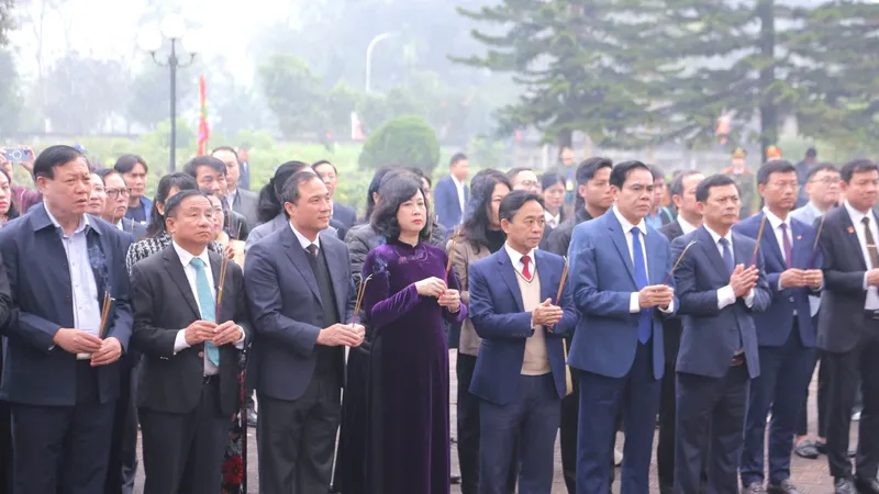 Đoàn dâng hương tưởng niệm Đại danh y Hải Thượng Lãn Ông Lê Hữu Trác