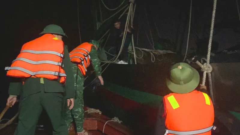 Cứu hộ thành công tàu cá và 6 ngư dân gặp nạn trên biển 