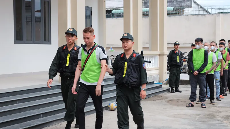 Lực lượng công an dẫn giải các đối tượng về cơ quan điều tra 