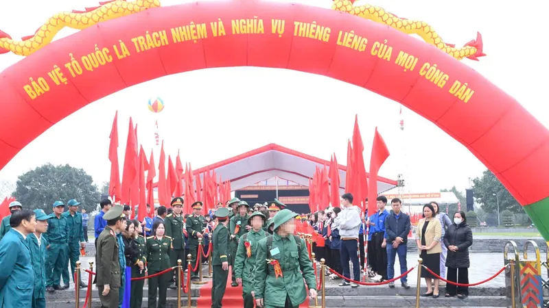 Ngày 14-2, các huyện, thị xã, thành phố ở tỉnh Hà Tĩnh tổ chức lễ giao, nhận quân năm 2025 