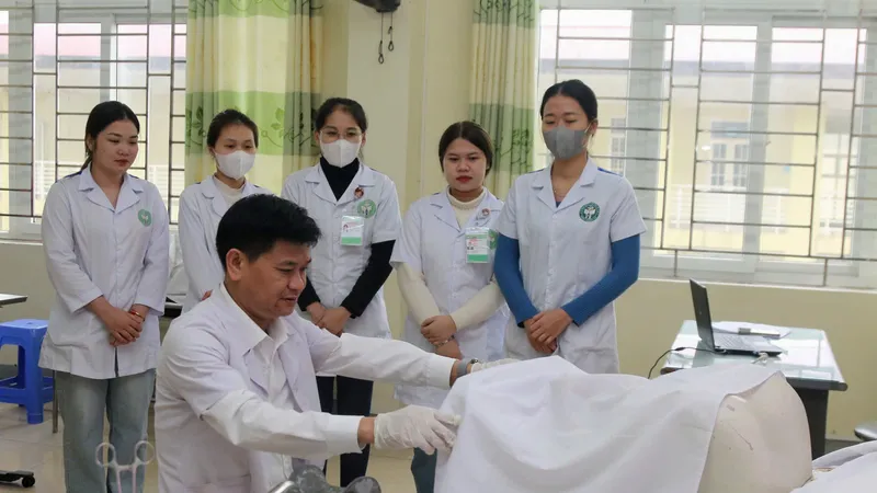 Tiến sĩ - bác sĩ Nguyễn Anh Thơ truyền đạt kiến thức, kinh nghiệm quý giá cho các sinh viên