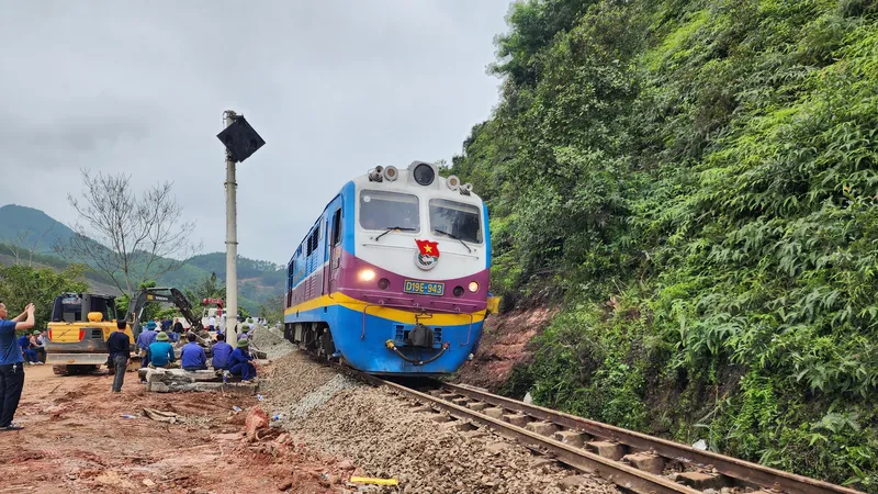 Đoàn tàu đã chạy an toàn qua khu vực đường sắt Bắc - Nam (đoạn qua xã Đức Liên, huyện Vũ Quang, tỉnh Hà Tĩnh)