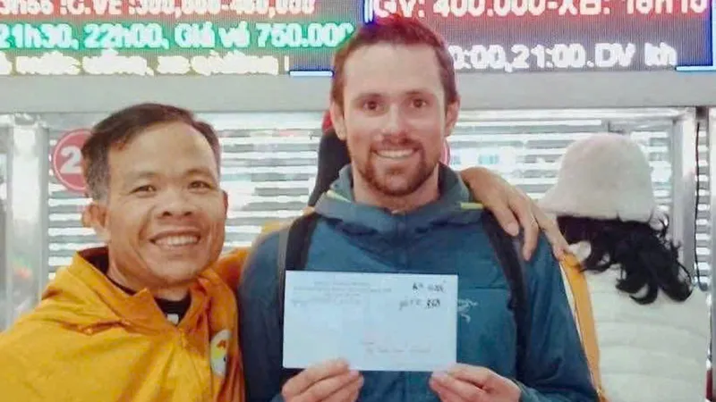 Anh Braden Thomas Batsford đã nhận lại số giấy tờ đánh rơi, bày tỏ sự vui mừng và gửi lời cảm ơn chân thành đến Công an thị trấn Phố Châu, người dân nhặt được giấy tờ cũng như nhà xe Trường Vịnh 