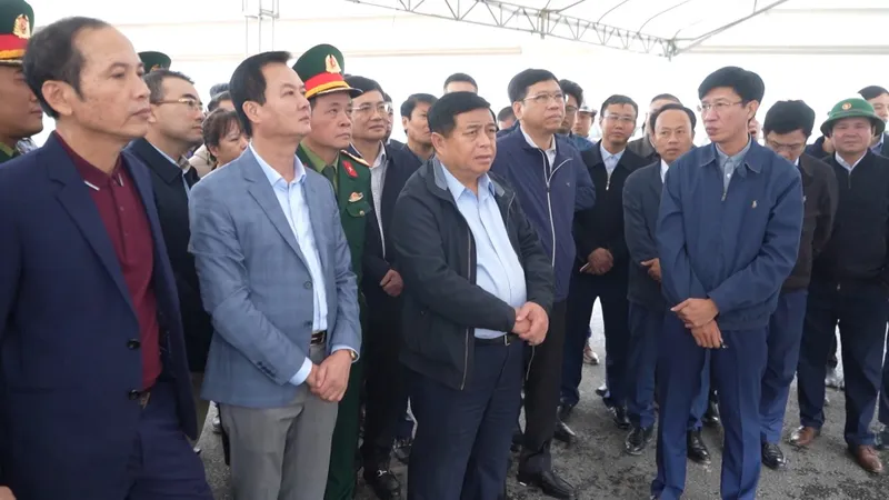 Phó Thủ tướng Nguyễn Chí Dũng kiểm tra tiến độ tuyến đường bộ cao tốc Bắc - Nam qua Hà Tĩnh