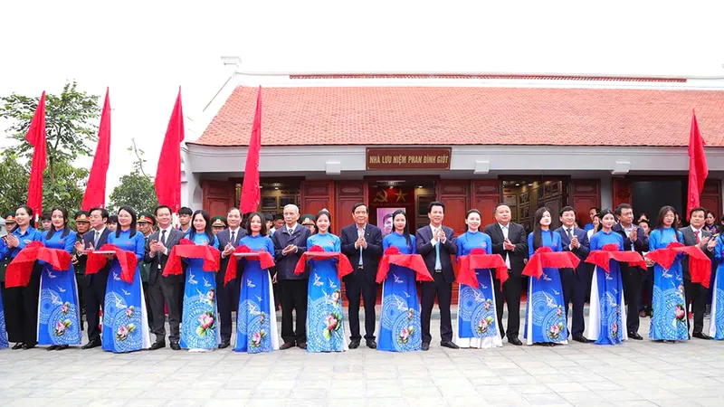 Các đại biểu thực hiện nghi lễ cắt băng khánh thành công trình 