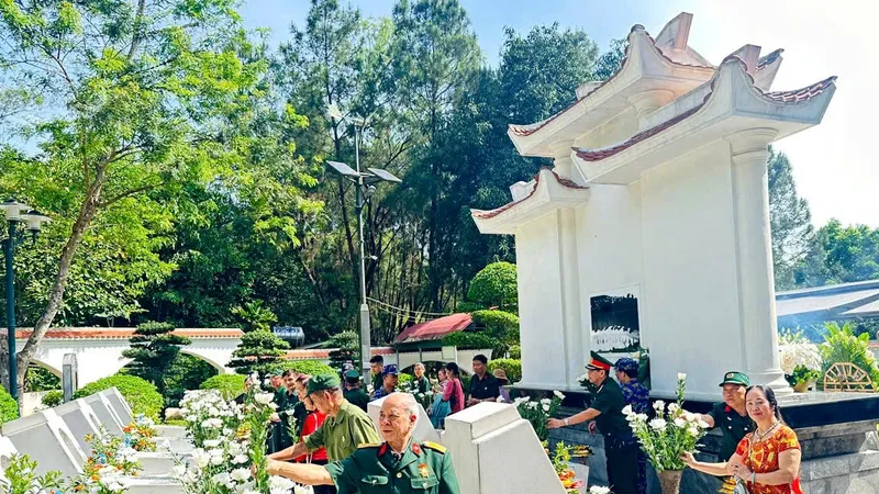 Người dân dâng hương, dâng hoa tưởng niệm, tri ân tại phần mộ 10 nữ Anh hùng liệt sĩ Thanh niên xung phong Ngã ba Đồng Lộc