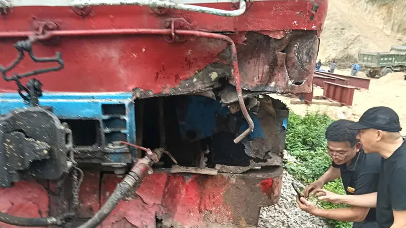 Đầu máy tàu hỏa bị hư hỏng tại hiện trường 