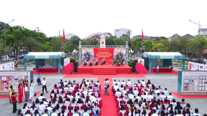 Quang cảnh Trưng bày, triển lãm "Văn học, nghệ thuật Hà Tĩnh 50 năm sáng tạo và phát triển"
