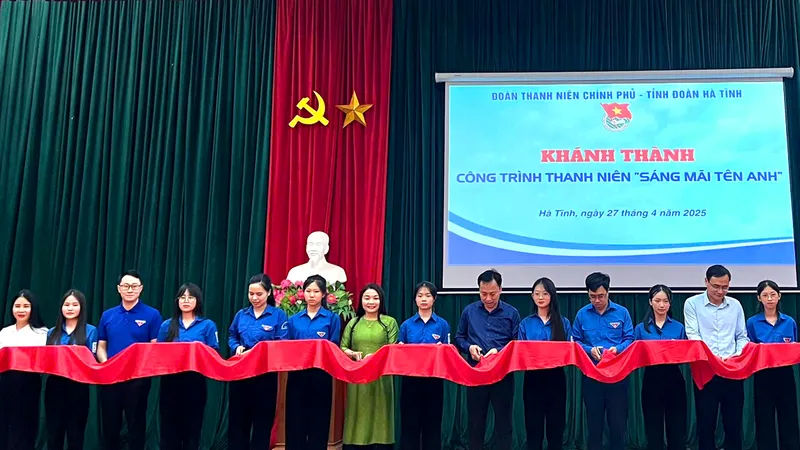 Các đại biểu cắt băng khánh thành công trình thanh niên “Sáng mãi tên anh” tại Khu tưởng niệm Lý Tự Trọng 