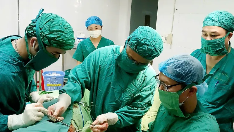 Các bác sĩ Khoa ngoại tổng hợp và Khoa chấn thương phẫu thuật cho bệnh nhân H.