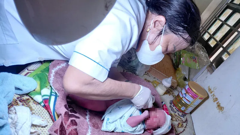 Cháu bé được đưa đến Trạm Y tế xã Hà Linh (huyện Hương Khê, tỉnh Hà Tĩnh) để thăm khám, kiểm tra sức khỏe 