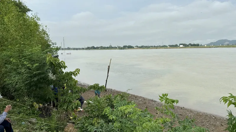 Người dân và lực lượng chức năng đang nỗ lực tìm kiếm em H. mất tích trên sông 
