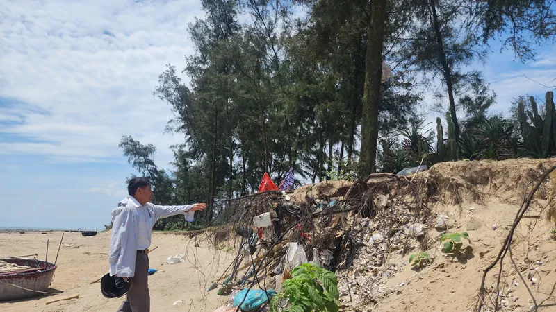 Ông Phan Vĩnh Tuy lo lắng tình trạng sạt lở bờ biển ngày càng nghiêm trọng 