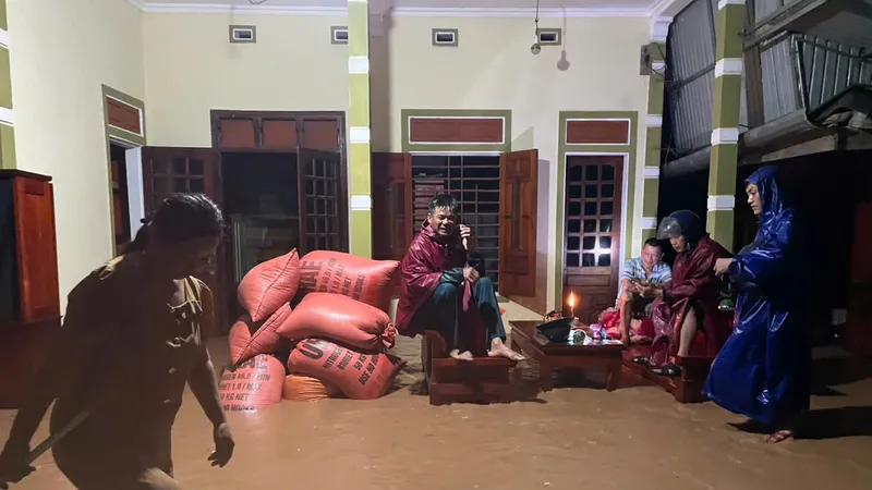 Nước tràn vào nhà dân ở xã Cẩm Mỹ, huyện Cẩm Xuyên 