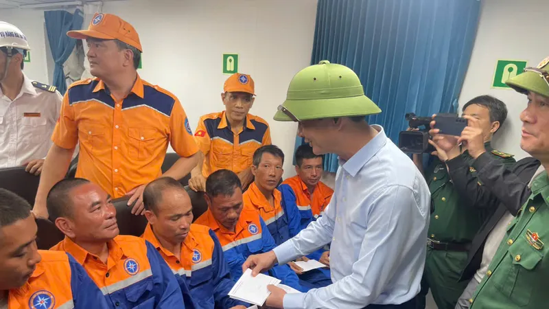 Phó Chủ tịch UBND tỉnh Hà Tĩnh Trần Báu Hà hỏi thăm tình hình sức khỏe và trao quà hỗ trợ các thuyền viên tàu Công Thành 07 