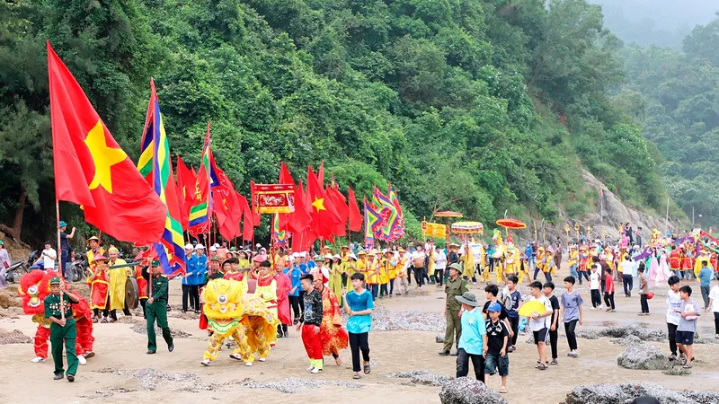 Người dân tham gia đoàn rước tại lễ hội đền Chiêu trưng Đại vương Lê Khôi