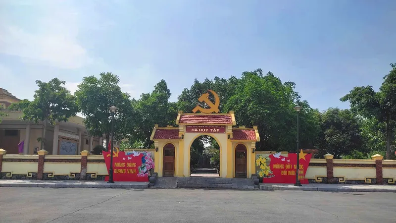 Khu lưu niệm Tổng Bí thư Hà Huy Tập (ở xã Cẩm Hưng, huyện Cẩm Xuyên, tỉnh Hà Tĩnh)