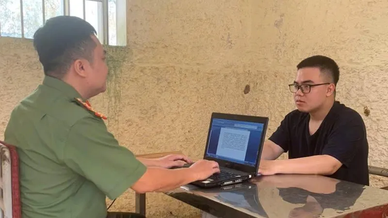 Cơ quan điều tra làm việc với Trần Quang Huy. Ảnh: Công an Hà Tĩnh 