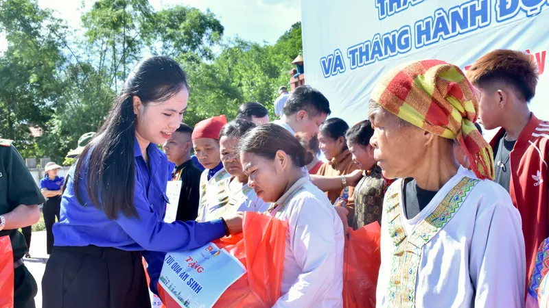 Bí thư Tỉnh đoàn Hà Tĩnh Nguyễn Ny Hương trao quà an sinh cho bà con dân tộc Chứt