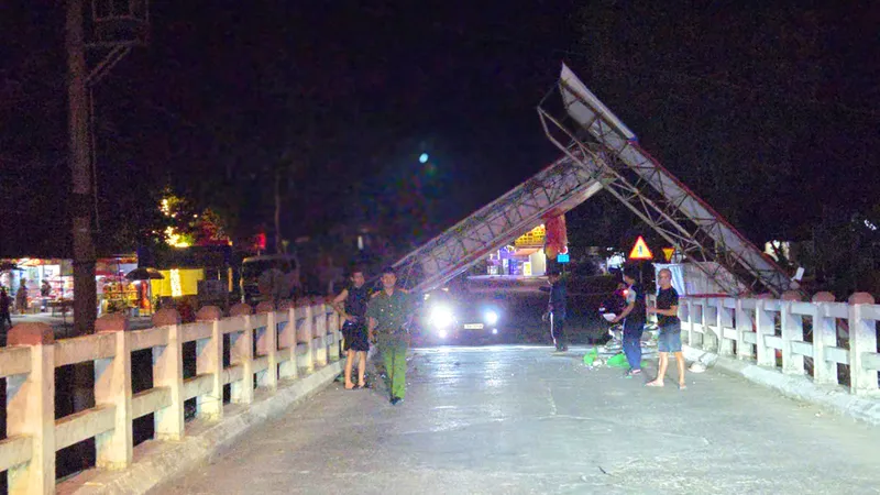 Hiện trường cổng chào bị gãy, đổ sập trong đêm 
