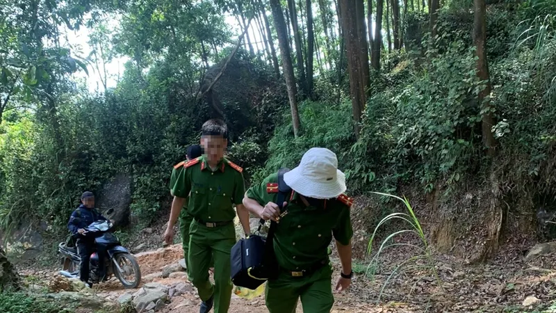 Lực lượng công an tiếp cận hiện trường để điều tra làm rõ 