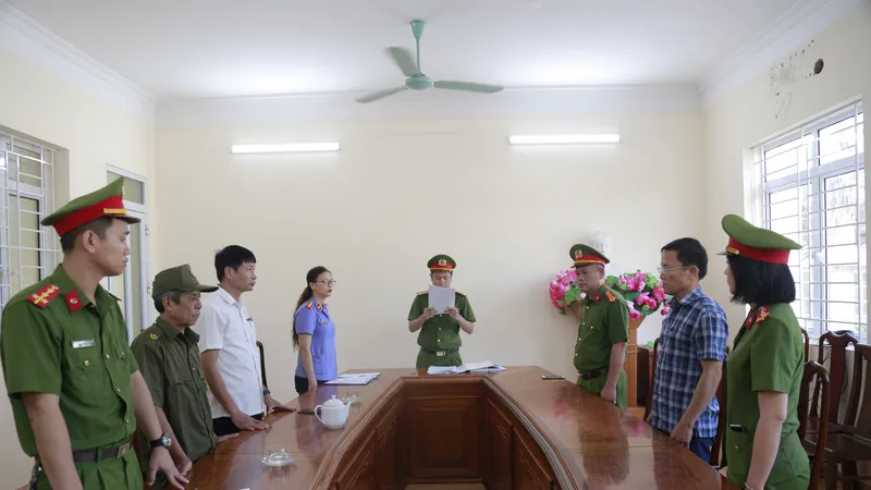 Khởi tố nguyên Chủ tịch UBND xã liên quan vụ để hư hỏng hàng trăm tấn xi măng