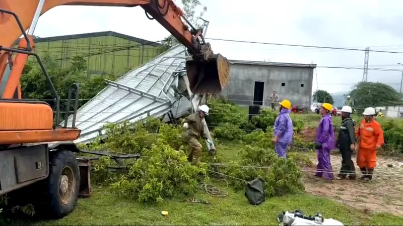 Công ty Điện lực Hà Tĩnh đang nỗ lực khắc phục sự cố để sớm tái cấp điện cho khách hàng 