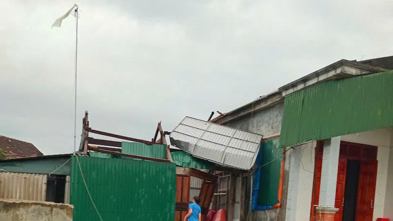 Nhà dân ở thôn Trung Tiến (xã Cẩm Trung, huyện Cẩm Xuyên, Hà Tĩnh) bị lốc xoáy làm tốc mái, hư hỏng nặng 