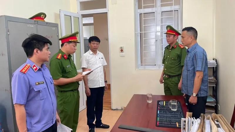 Cơ quan điều tra đọc lệnh khởi tố đối tượng Nguyễn Văn Bình. Ảnh: Công an Hà Tĩnh 