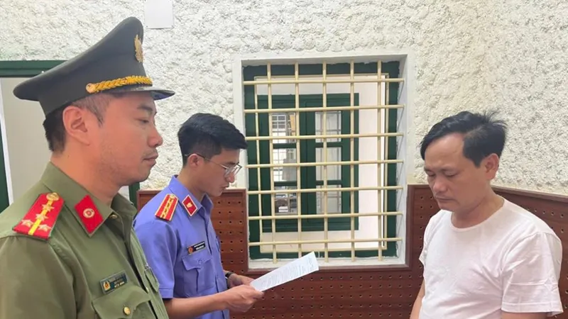 Tống đạt quyết định khởi tố bị can Lê Hữu Ngọc. Ảnh: Công an Hà Tĩnh cung cấp 