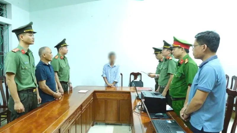 Tống đạt quyết định khởi tố bị can Phạm Viết Công. Ảnh: CÔNG AN HÀ TĨNH