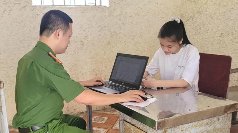 Cơ quan cảnh sát điều tra làm việc với đối tượng Nguyệt. Ảnh: CÔNG AN HÀ TĨNH