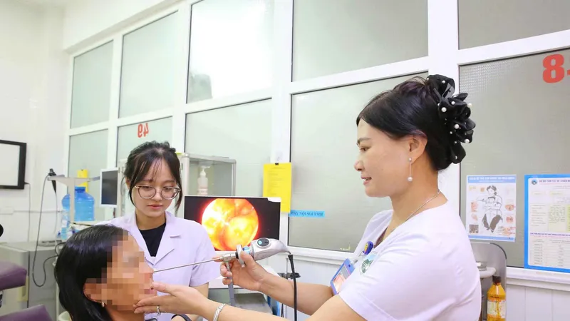 Bác sỹ Lê Thị Hà, Trưởng khoa Tai - Mũi - Họng (Bệnh viện Đa khoa tỉnh Hà Tĩnh) kiểm tra mũi cho bệnh nhân sau phẫu thuật nội soi 