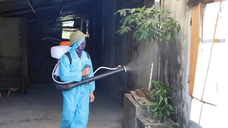 Phun thuốc diệt muỗi trưởng thành cho các hộ dân trong bán kính 200m kể từ nhà bệnh nhân 