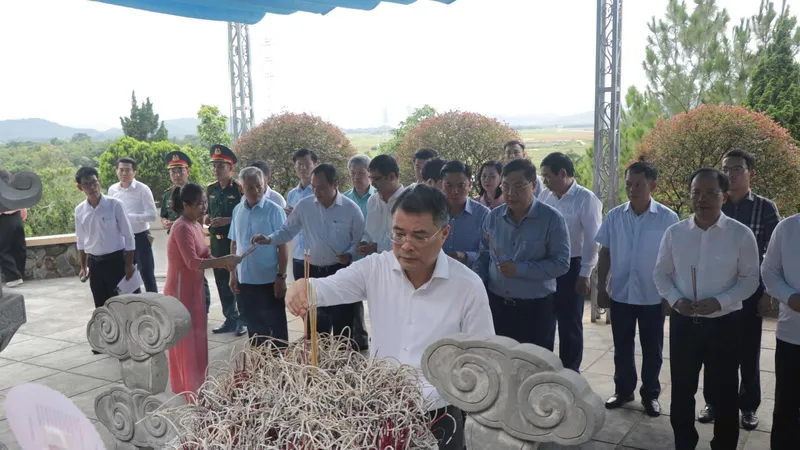 Đồng chí Lê Minh Hưng, Ủy viên Bộ Chính trị, Bí thư Trung ương Đảng, Trưởng Ban Tổ chức Trung ương cùng các thành viên trong đoàn công tác dâng hương tại Khu di tích cố Tổng Bí thư Trần Phú 